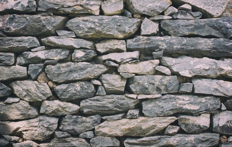 mur en pierre à l'ancienne