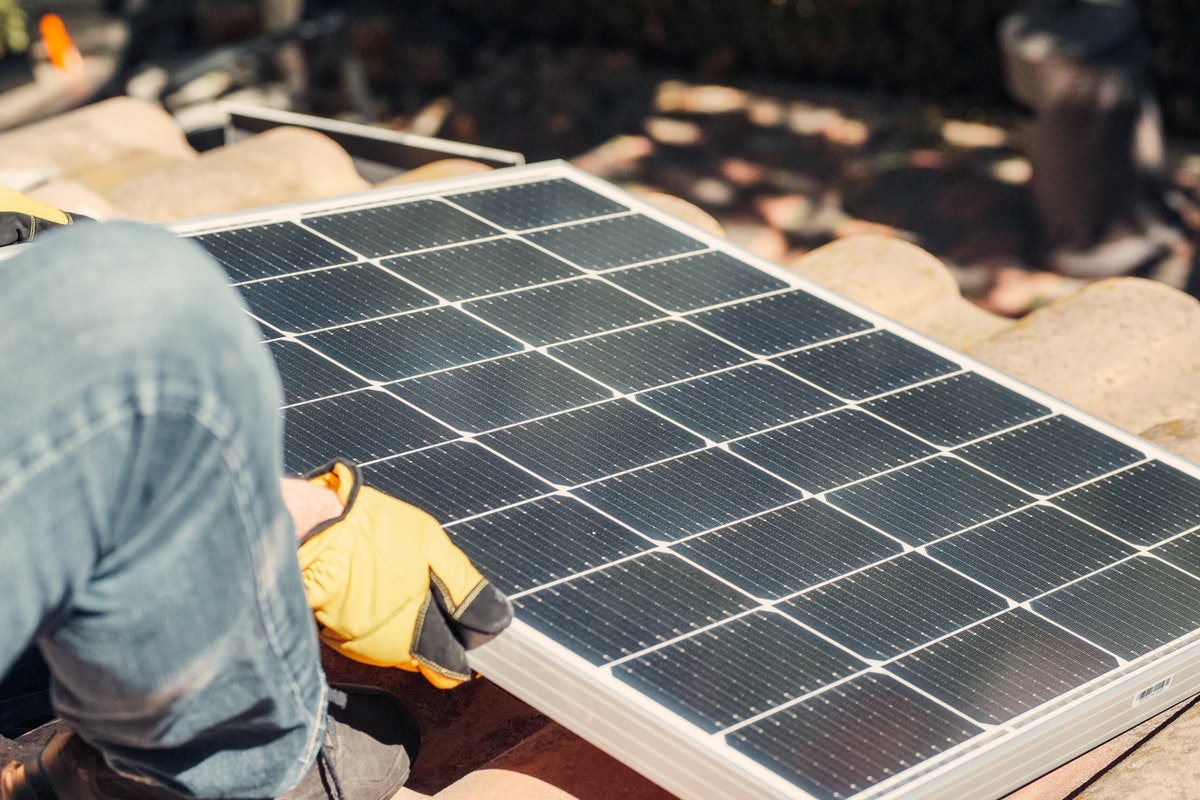 Comment Installer un Panneau Solaire sur un Van ?