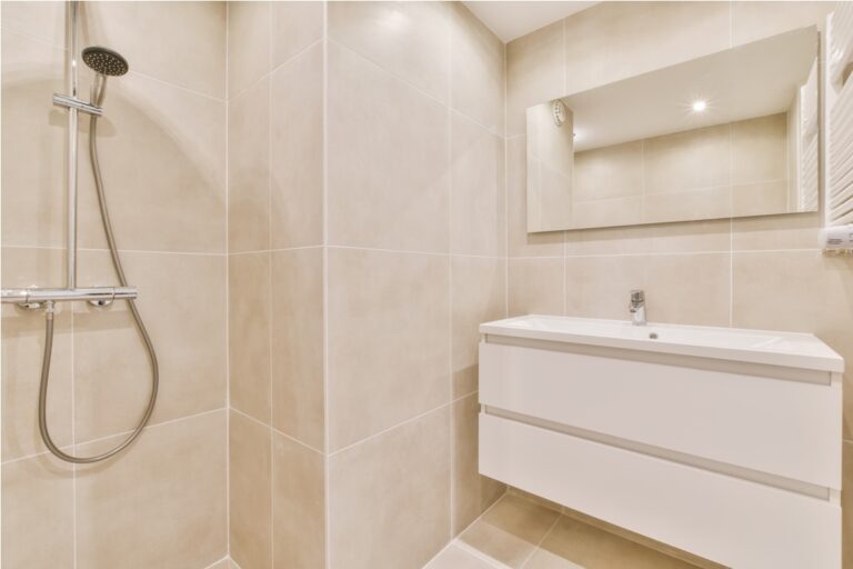Guide pour choisir entre une douche italienne ouverte et fermée