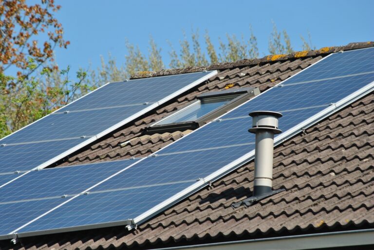 Calculer le nombre de panneaux solaires nécessaires pour alimenter un réfrigérateur