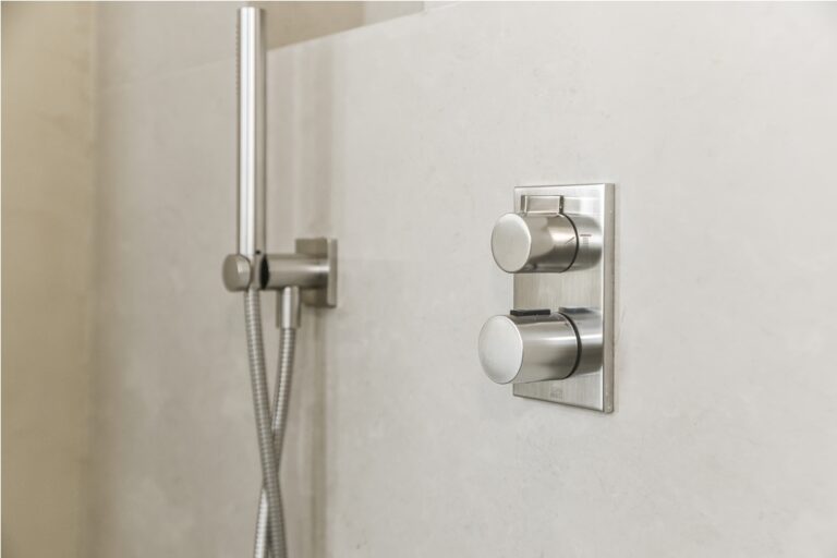 Choisir la hauteur idéale pour le mitigeur de votre douche italienne