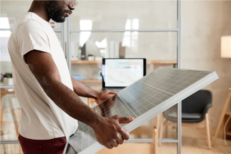 Capacité de batterie idéale pour un panneau solaire de 200W : Comment bien choisir ?