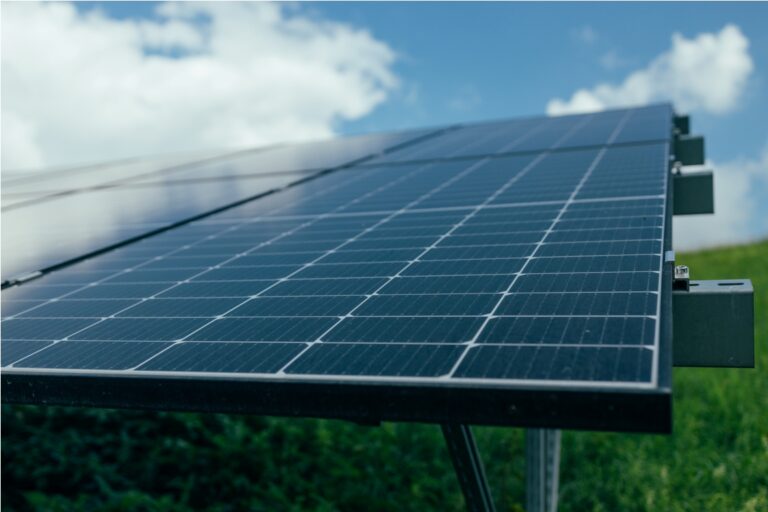 Trouver la polarité d’un panneau solaire : Méthodes et astuces