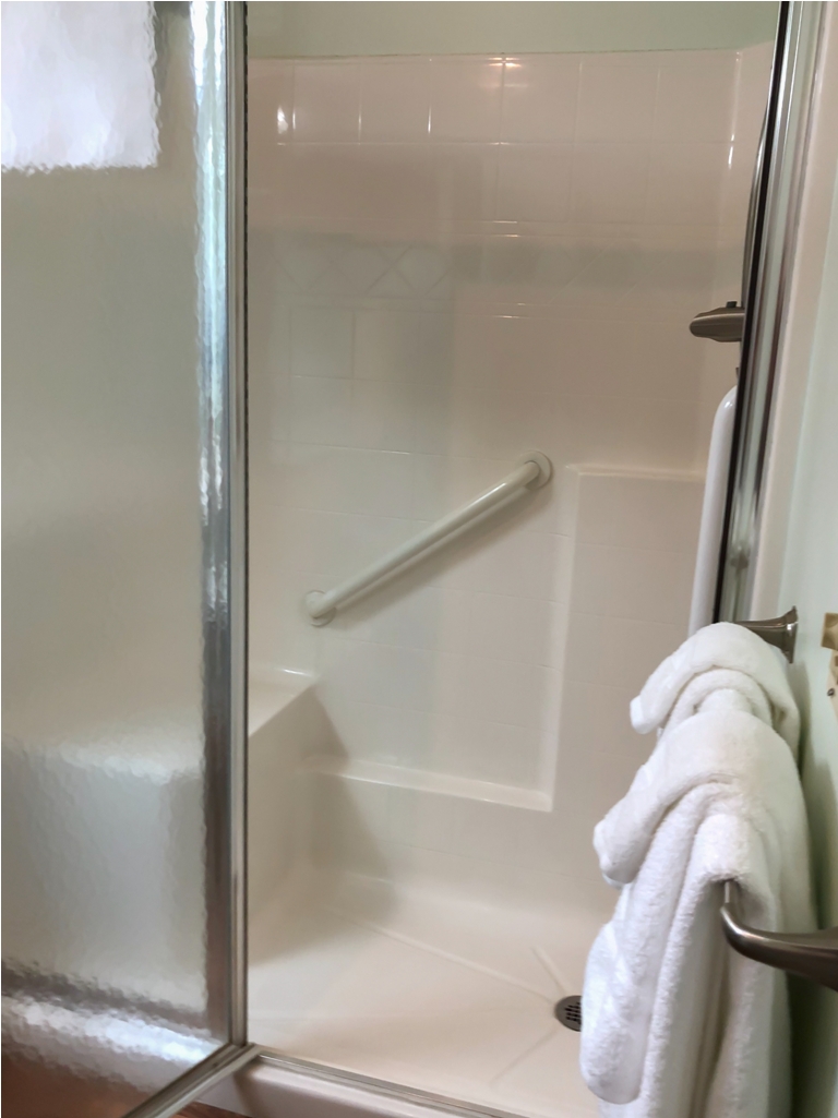 Investir dans une douche senior : avantages, prix et aides financières