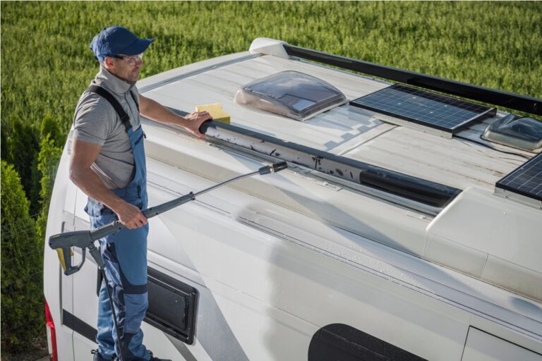 Optimiser l’utilisation d’une batterie de voiture avec un panneau solaire
