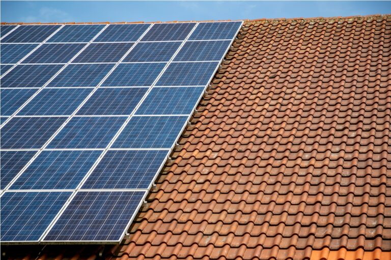 Quelle puissance de panneau solaire choisir pour alimenter un frigo ?