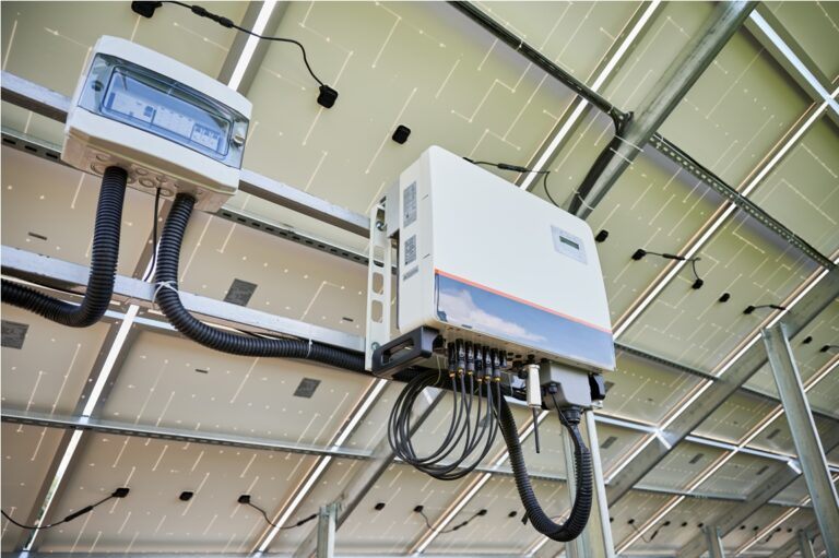 Comprendre l’utilité d’un fusible entre panneau solaire et régulateur