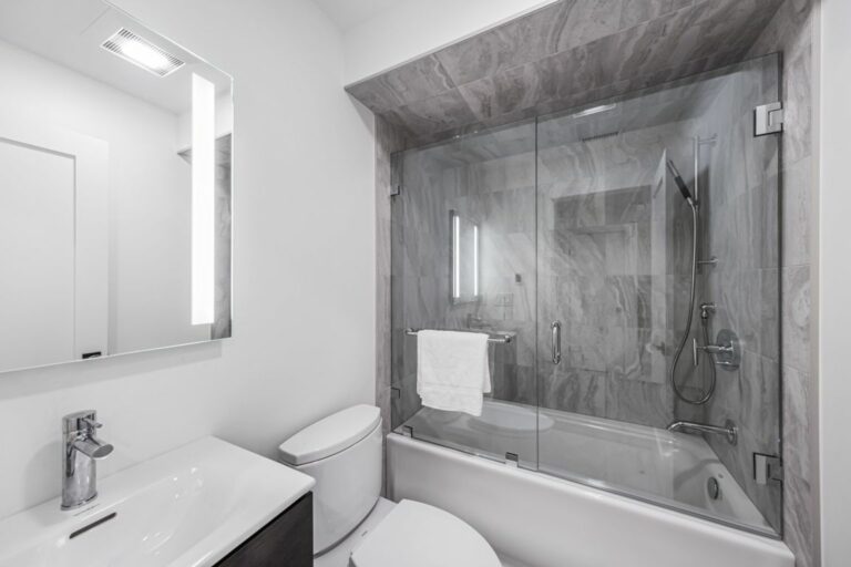 Les atouts des baignoires à porte Leroy Merlin pour un salle de bain moderne et luxueuse