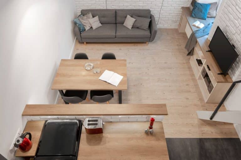 9m² seulement, et pourtant ce logement donne l’impression de faire 30 : cette inspiration japonaise séduit les architectes européens