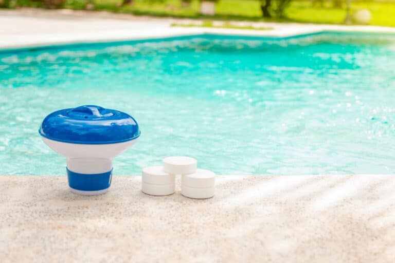 nettoyage des rebords de piscine