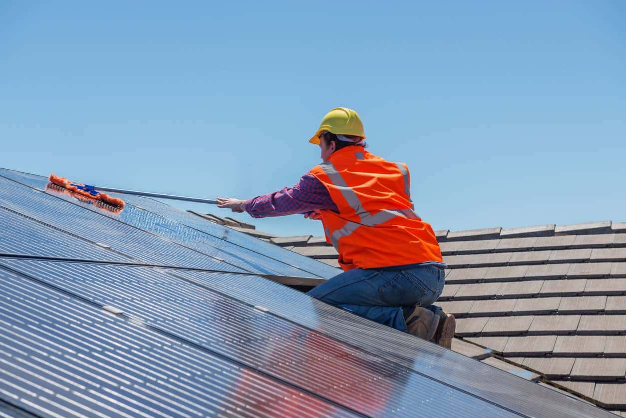 nettoyer panneaux solaires sans les abîmer
