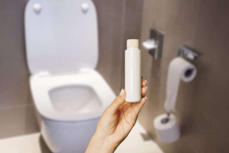 certains glissent discrètement dans leurs wc