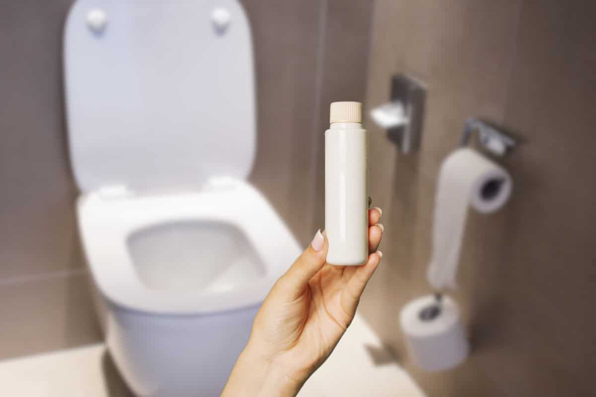 certains glissent discrètement dans leurs wc