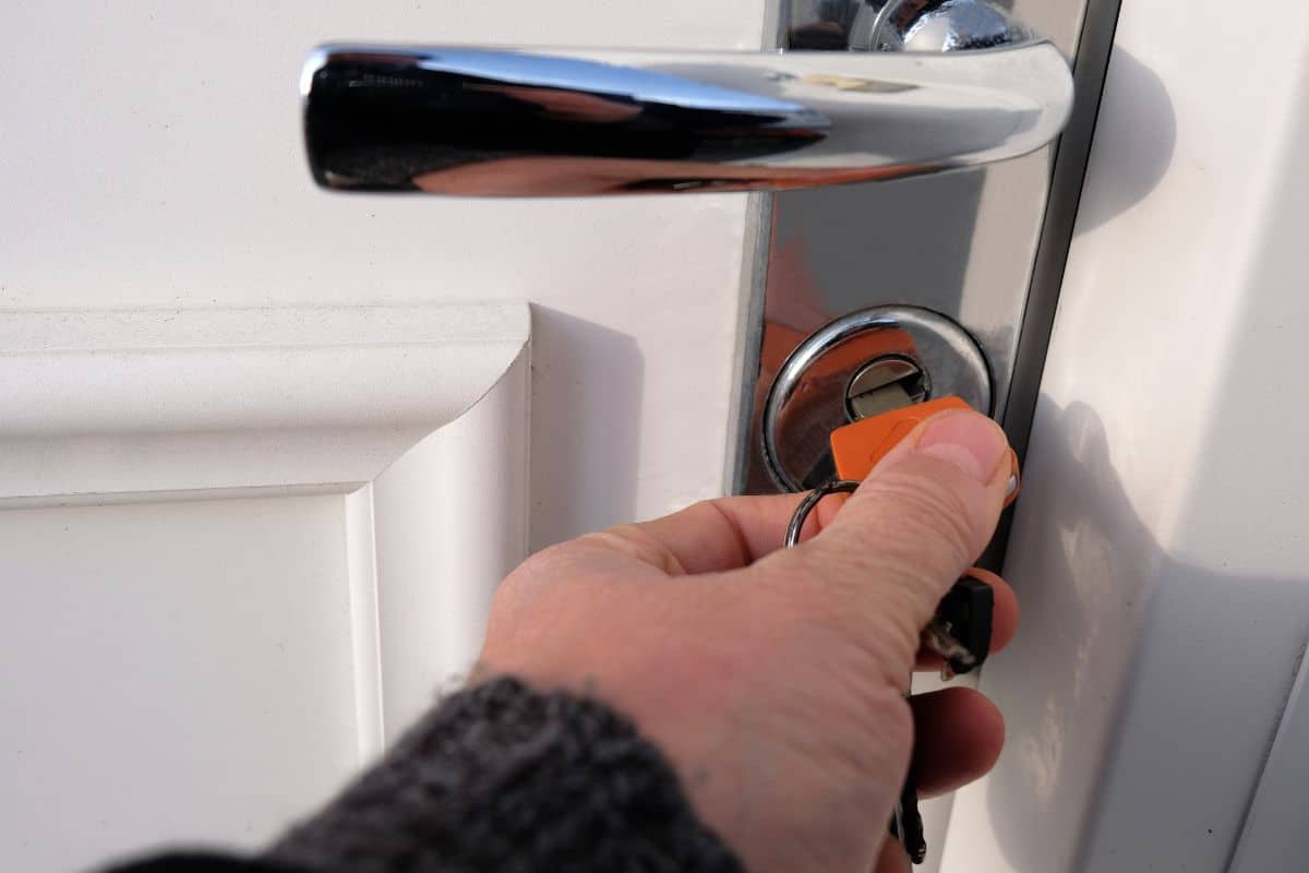 laisser la clé dans la porte la nuit