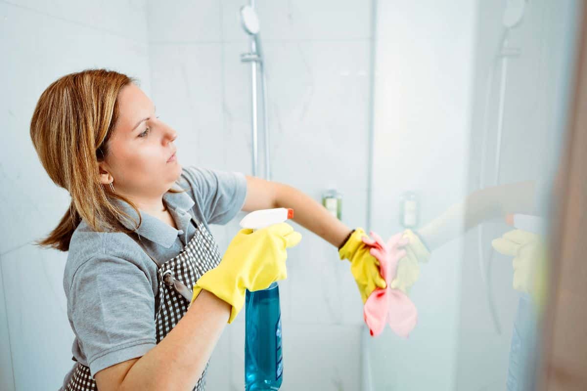 traces blanches sur vos parois de douche